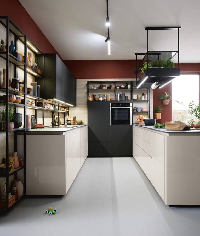 Zwei Küchenzeilen, viel Stauraum: moderne Küche mit grifflosen Fronten und Regalsystem